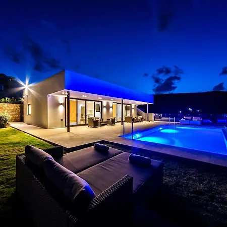Villa Kamelia With Pool Goúrnes